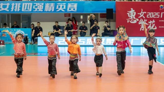 蒋晓彬, 竞技大幕正, 小模特们将 蒋晓彬, 竞技大幕正, 小模特们将