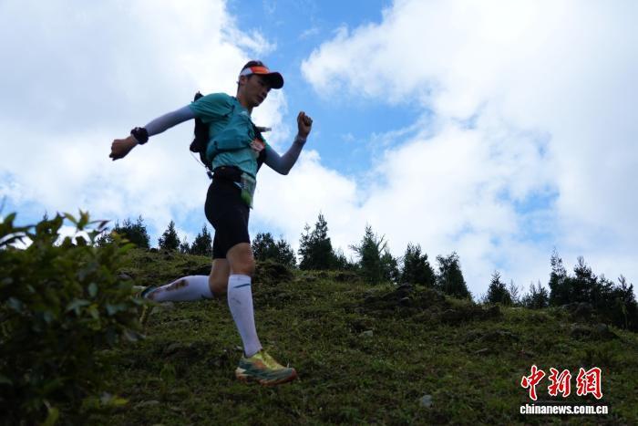 om, 韦吉阳, 间奔跑 om, 韦吉阳, 间奔跑