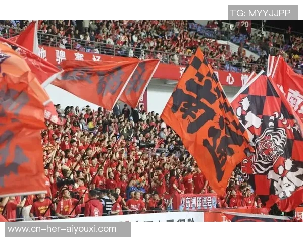 张狂！南通球迷下跪请求苏超夺冠，寺院里挂必胜横幅，全球商会应援